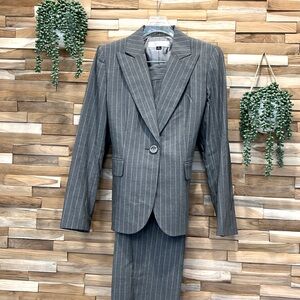 Tahari by Arthur S. Levine 1 button fully lined pants suit Size 6.